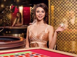 Pengguna memantau kalender event olahraga dan hiburan casino di slotsgg yang diakses lewat smartphone