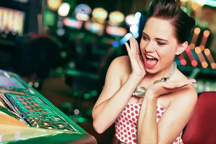 Suasana live casino modern dengan dealer profesional dan pemain antusias